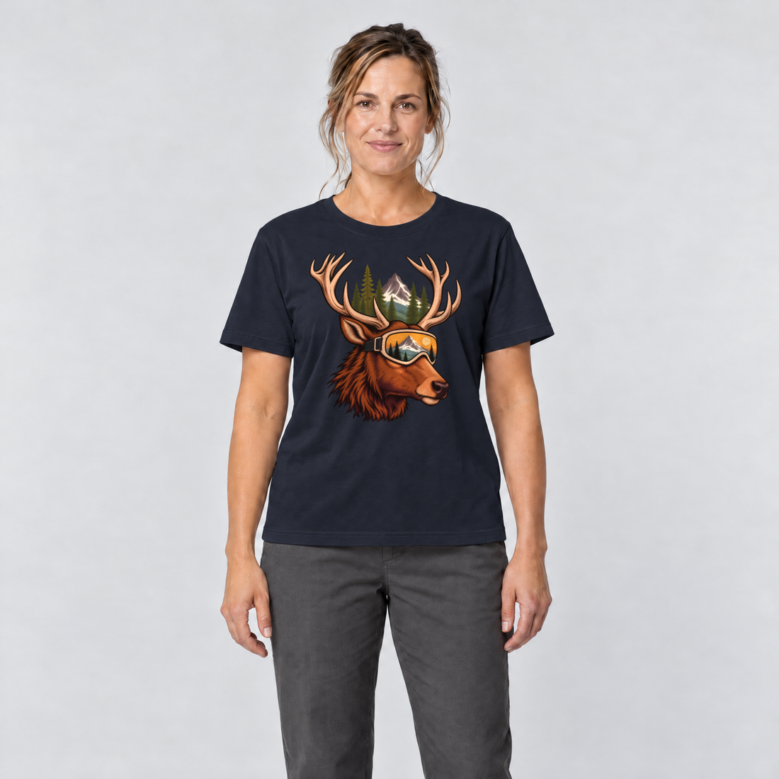Frau trägt Hirsch mit Skibrille – T-Shirt Unisex in Navy, Ansicht von vorn