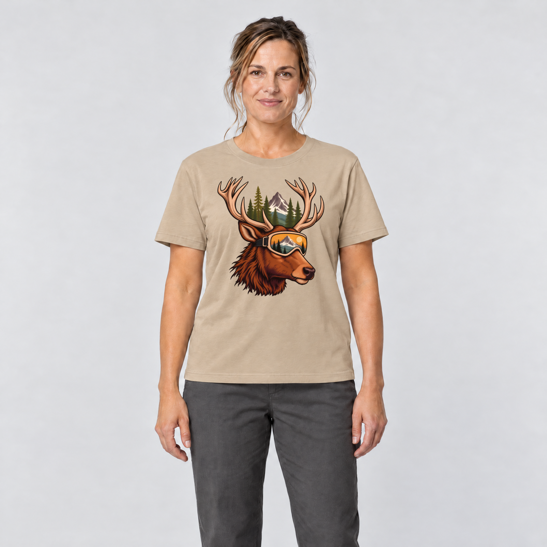 Frau trägt Hirsch mit Skibrille – T-Shirt Unisex in Sand, Ansicht von vorn