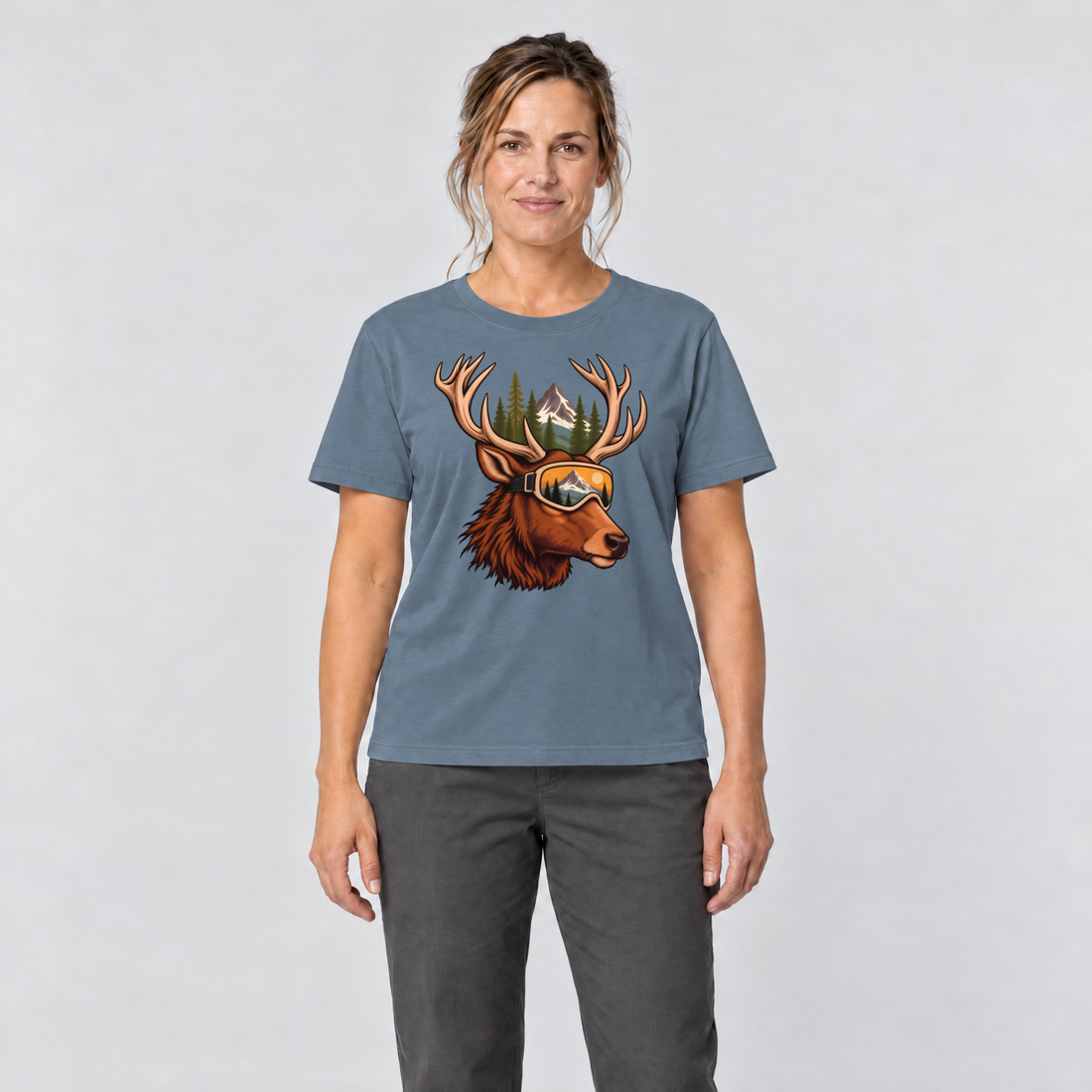 Frau trägt Hirsch mit Skibrille – T-Shirt Unisex in Steinblau, Ansicht von vorn