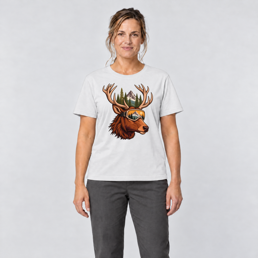 Frau trägt Hirsch mit Skibrille – T-Shirt Unisex in Weiß, Ansicht von vorn