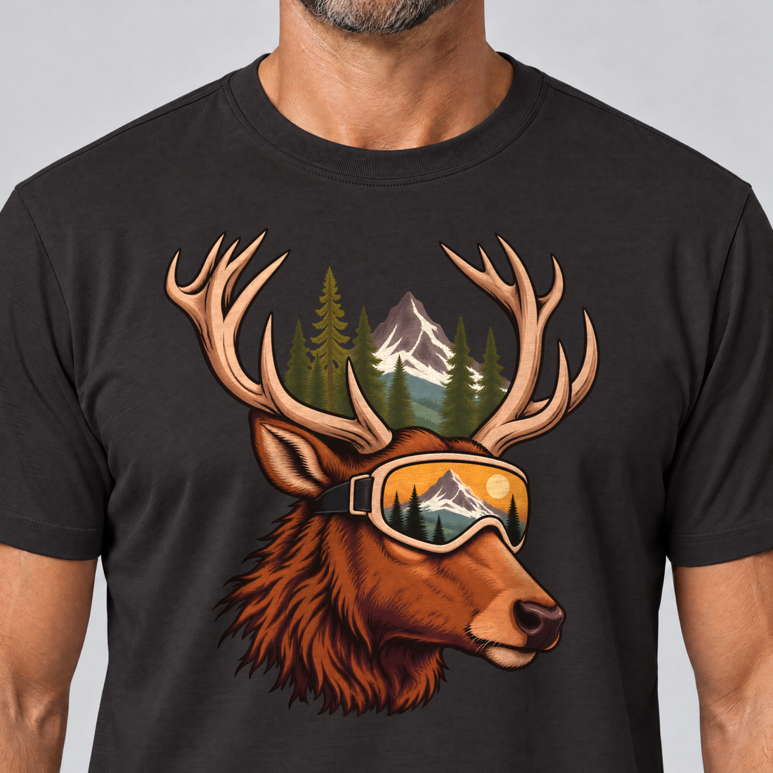 Nahaufnahme des Drucks: Hirsch mit Skibrille – T-Shirt Unisex in Schwarz, von einem Mann getragen