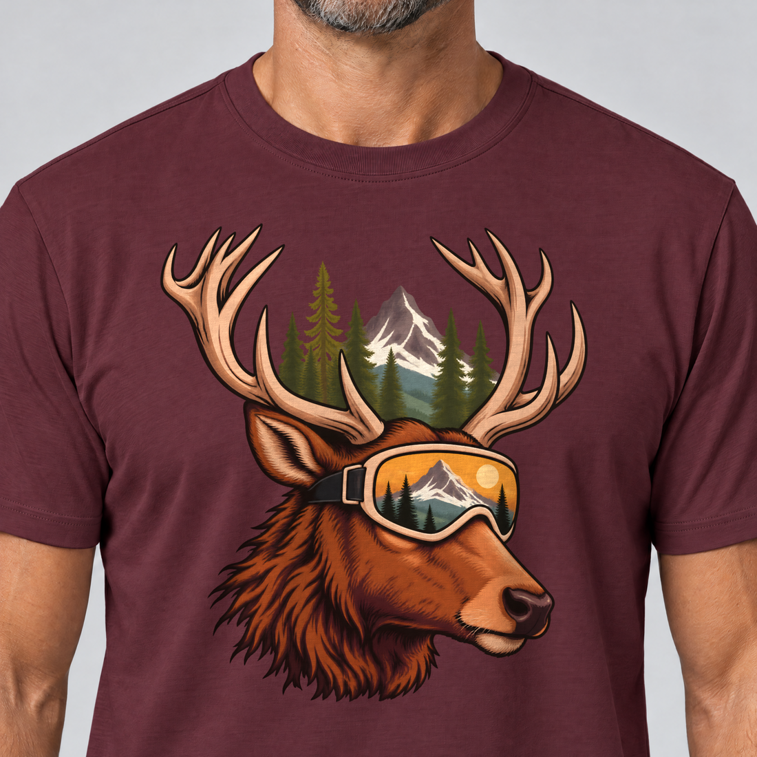 Nahaufnahme des Drucks: Hirsch mit Skibrille – T-Shirt Unisex in Bordeaux, von einem Mann getragen