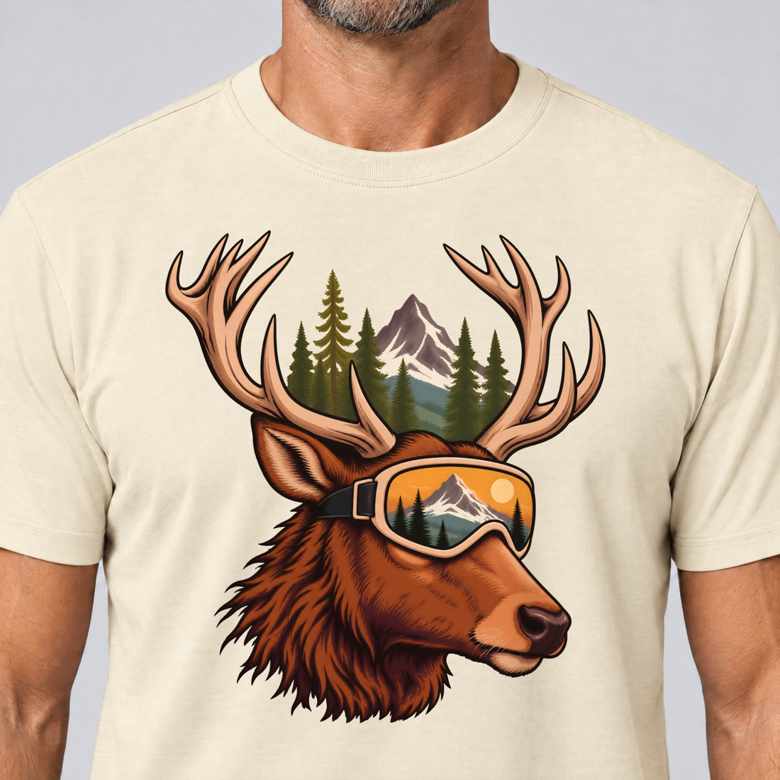 Nahaufnahme des Drucks: Hirsch mit Skibrille – T-Shirt Unisex in Natur, von einem Mann getragen