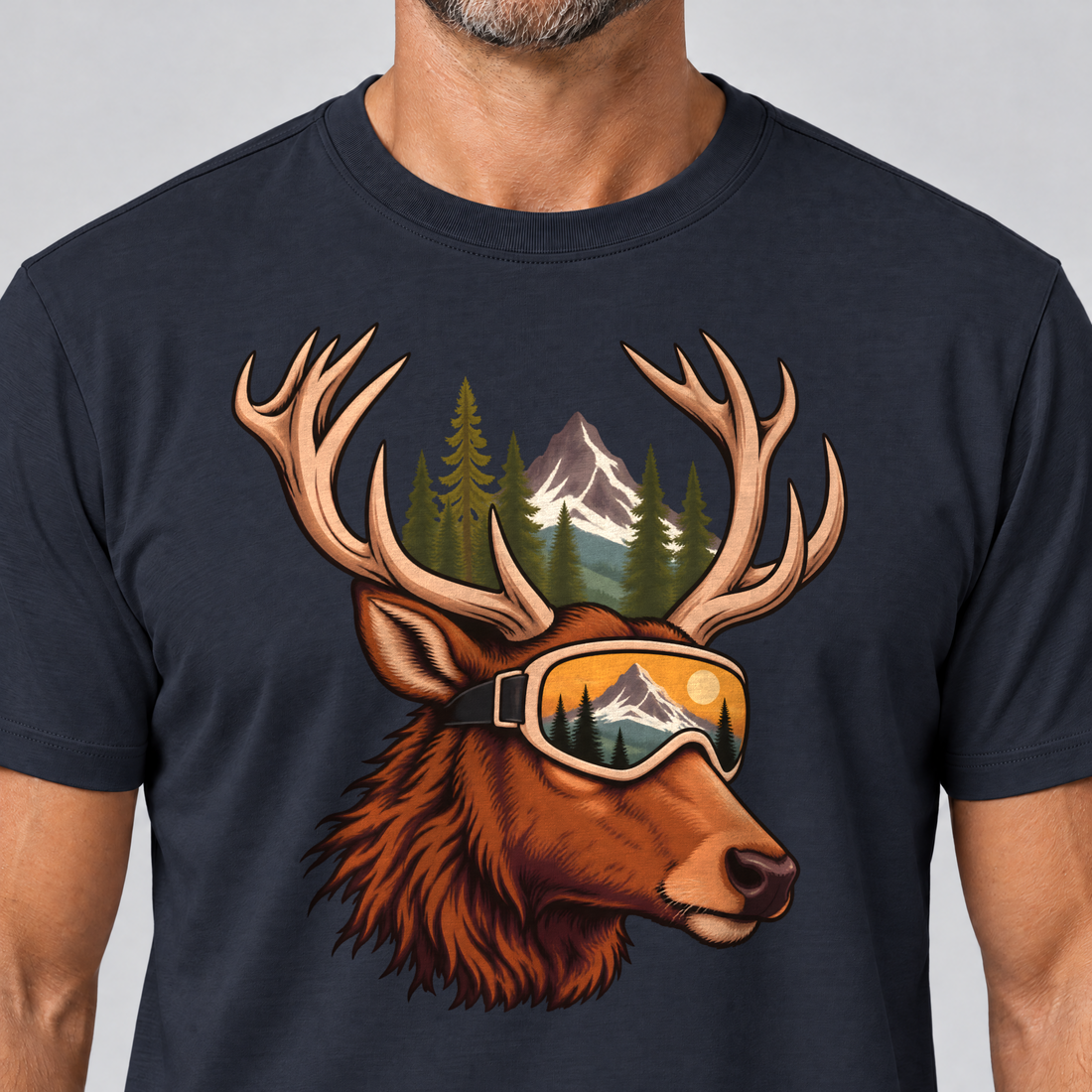 Nahaufnahme des Drucks: Hirsch mit Skibrille – T-Shirt Unisex in Navy, von einem Mann getragen