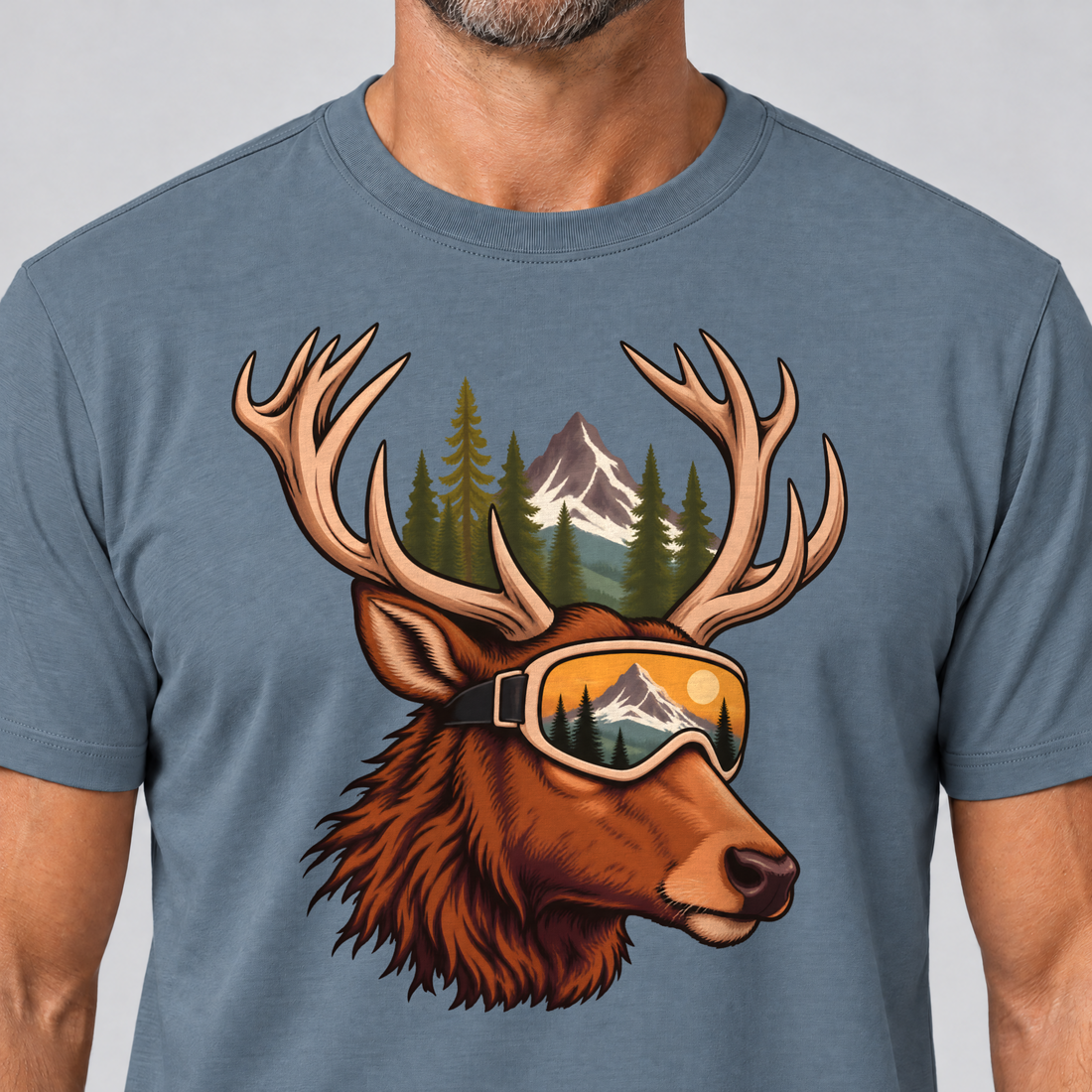 Nahaufnahme des Drucks: Hirsch mit Skibrille – T-Shirt Unisex in Steinblau, von einem Mann getragen