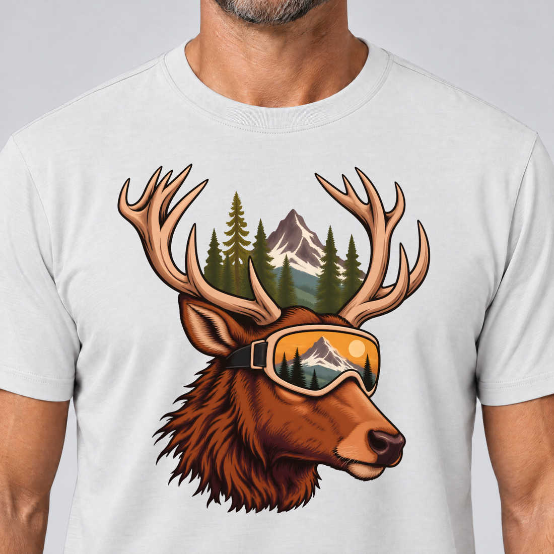 Nahaufnahme des Drucks: Hirsch mit Skibrille – T-Shirt Unisex in Weiß, von einem Mann getragen