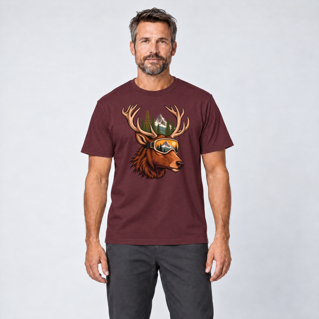 Mann trägt Hirsch mit Skibrille – T-Shirt Unisex in Bordeaux, Ansicht von vorn