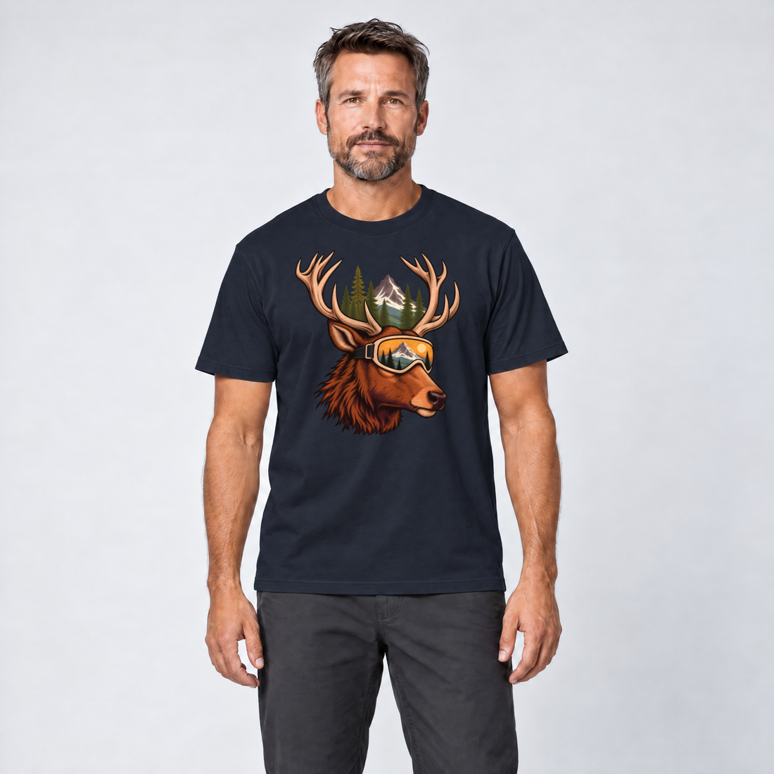 Mann trägt Hirsch mit Skibrille – T-Shirt Unisex in Navy, Ansicht von vorn