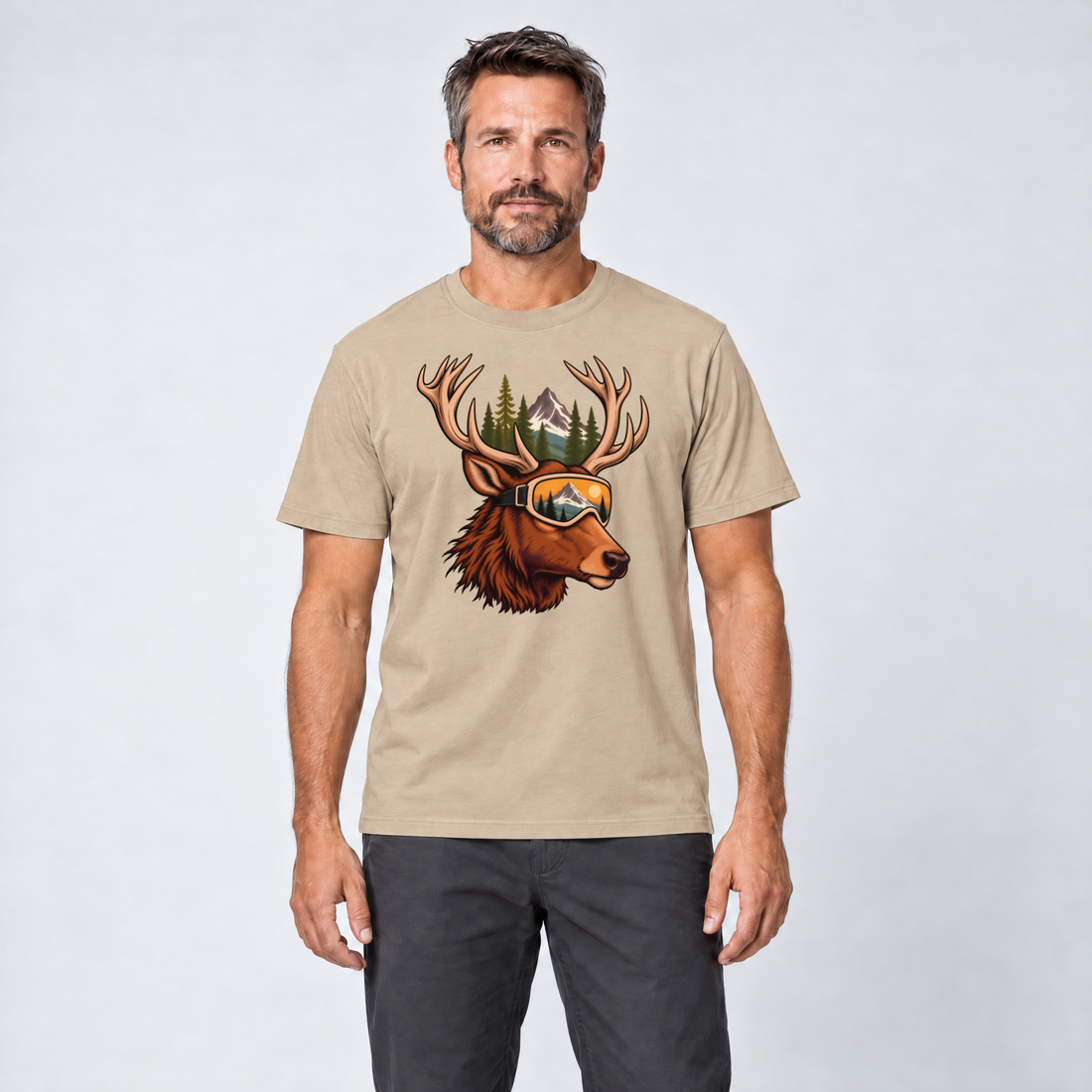Mann trägt Hirsch mit Skibrille – T-Shirt Unisex in Sand, Ansicht von vorn