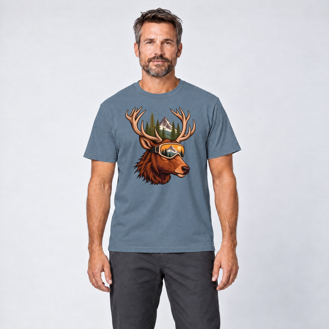 Mann trägt Hirsch mit Skibrille – T-Shirt Unisex in Steinblau, Ansicht von vorn