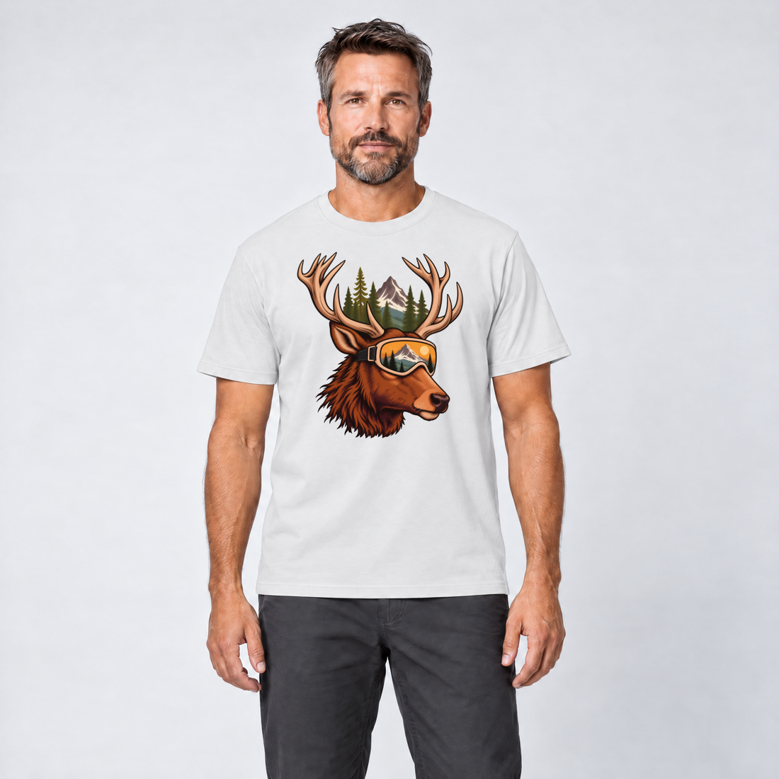Mann trägt Hirsch mit Skibrille – T-Shirt Unisex in Weiß, Ansicht von vorn