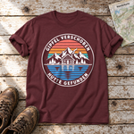 Gipfel verschoben, Hütte gefunden – T-Shirt Unisex in Bordeaux, flach liegend auf alten Holzbrettern mit Wanderschuhen und Wanderkarte.