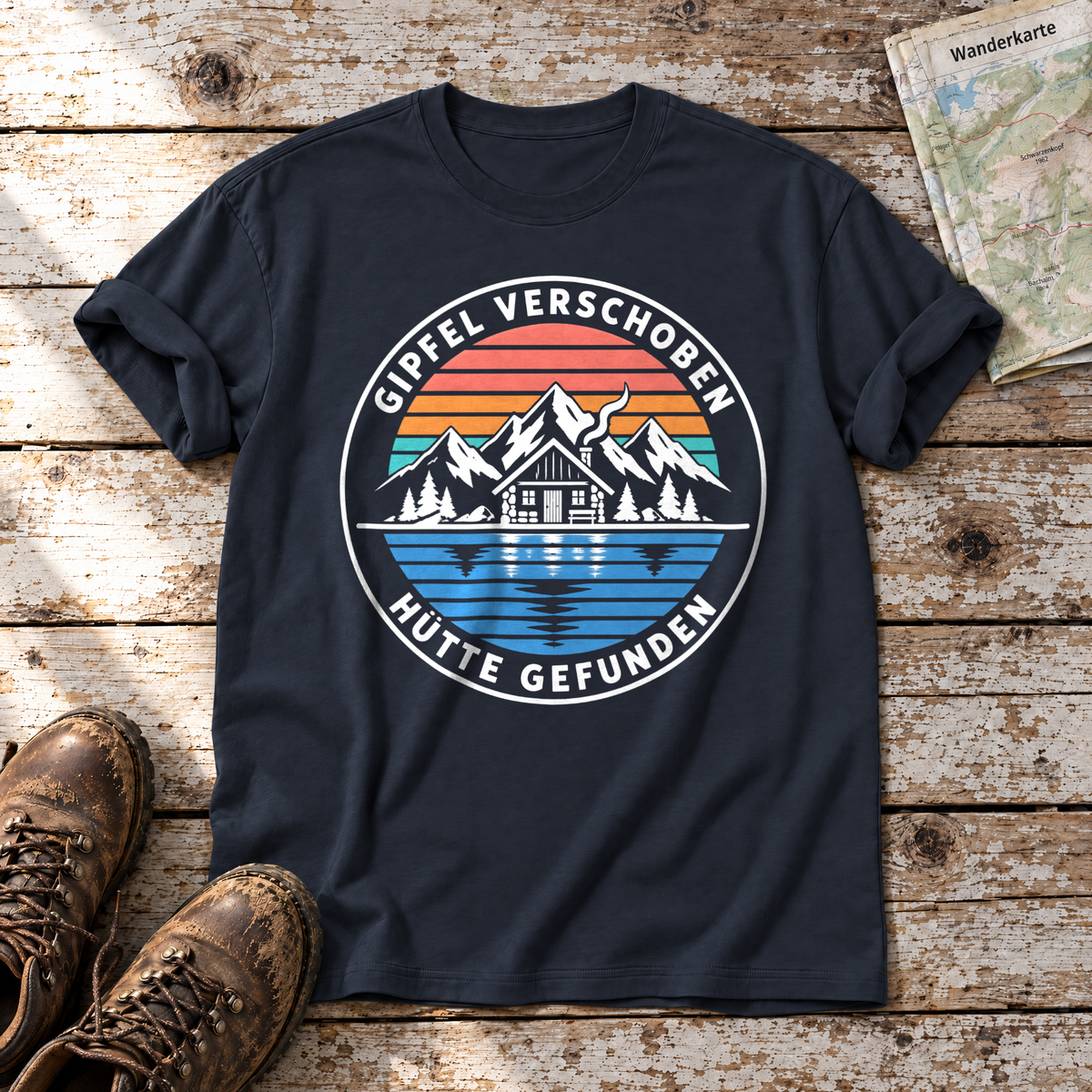 Gipfel verschoben, Hütte gefunden – T-Shirt Unisex in Navy, flach liegend auf alten Holzbrettern mit Wanderschuhen und Wanderkarte.
