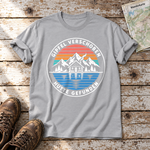 Gipfel verschoben, Hütte gefunden – T-Shirt Unisex in Hellgrau, flach liegend auf alten Holzbrettern mit Wanderschuhen und Wanderkarte.
