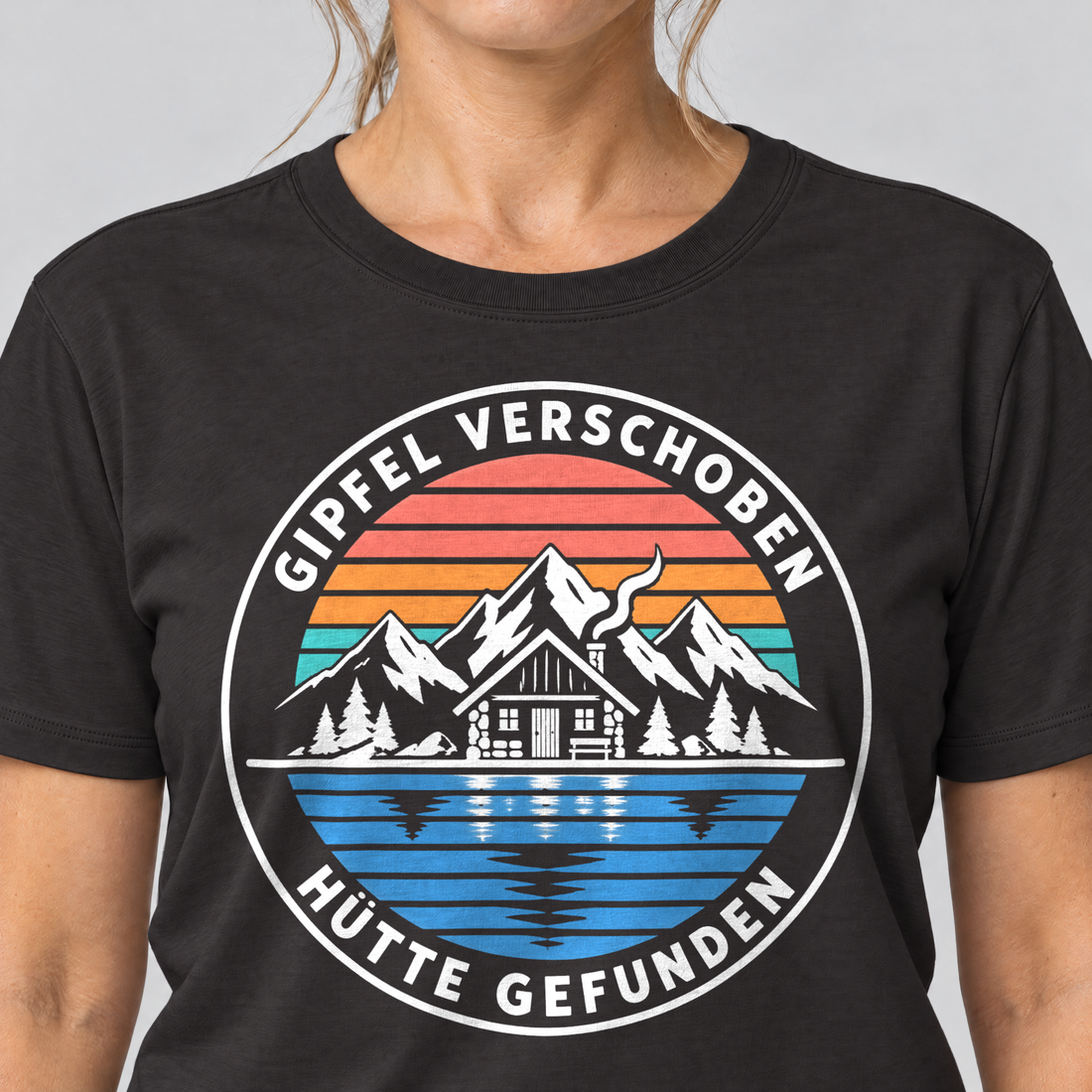 Nahaufnahme des Drucks: Gipfel verschoben, Hütte gefunden – T-Shirt Unisex in Schwarz, von einer Frau getragen