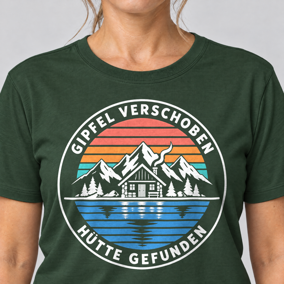 Nahaufnahme des Drucks: Gipfel verschoben, Hütte gefunden – T-Shirt Unisex in Flaschengrün, von einer Frau getragen