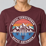 Nahaufnahme des Drucks: Gipfel verschoben, Hütte gefunden – T-Shirt Unisex in Bordeaux, von einer Frau getragen