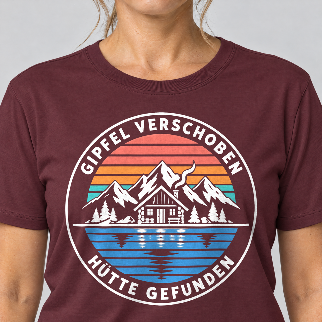 Nahaufnahme des Drucks: Gipfel verschoben, Hütte gefunden – T-Shirt Unisex in Bordeaux, von einer Frau getragen