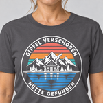 Nahaufnahme des Drucks: Gipfel verschoben, Hütte gefunden – T-Shirt Unisex in Dunkelgrau, von einer Frau getragen