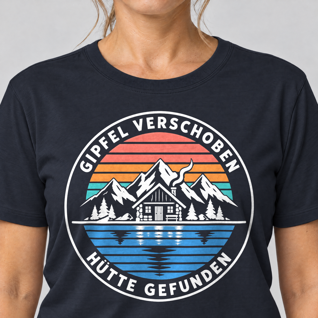 Nahaufnahme des Drucks: Gipfel verschoben, Hütte gefunden – T-Shirt Unisex in Navy, von einer Frau getragen
