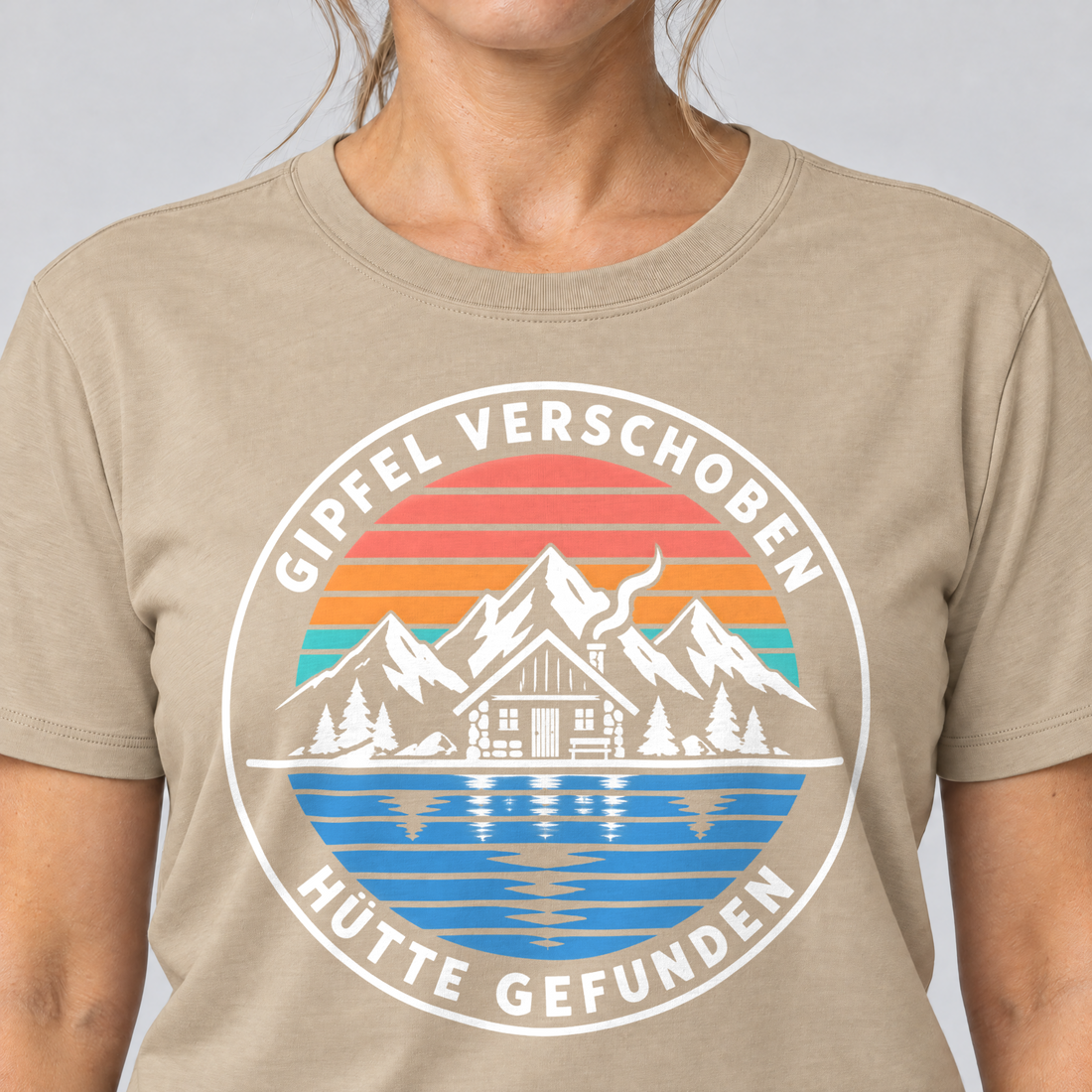 Nahaufnahme des Drucks: Gipfel verschoben, Hütte gefunden – T-Shirt Unisex in Sand, von einer Frau getragen