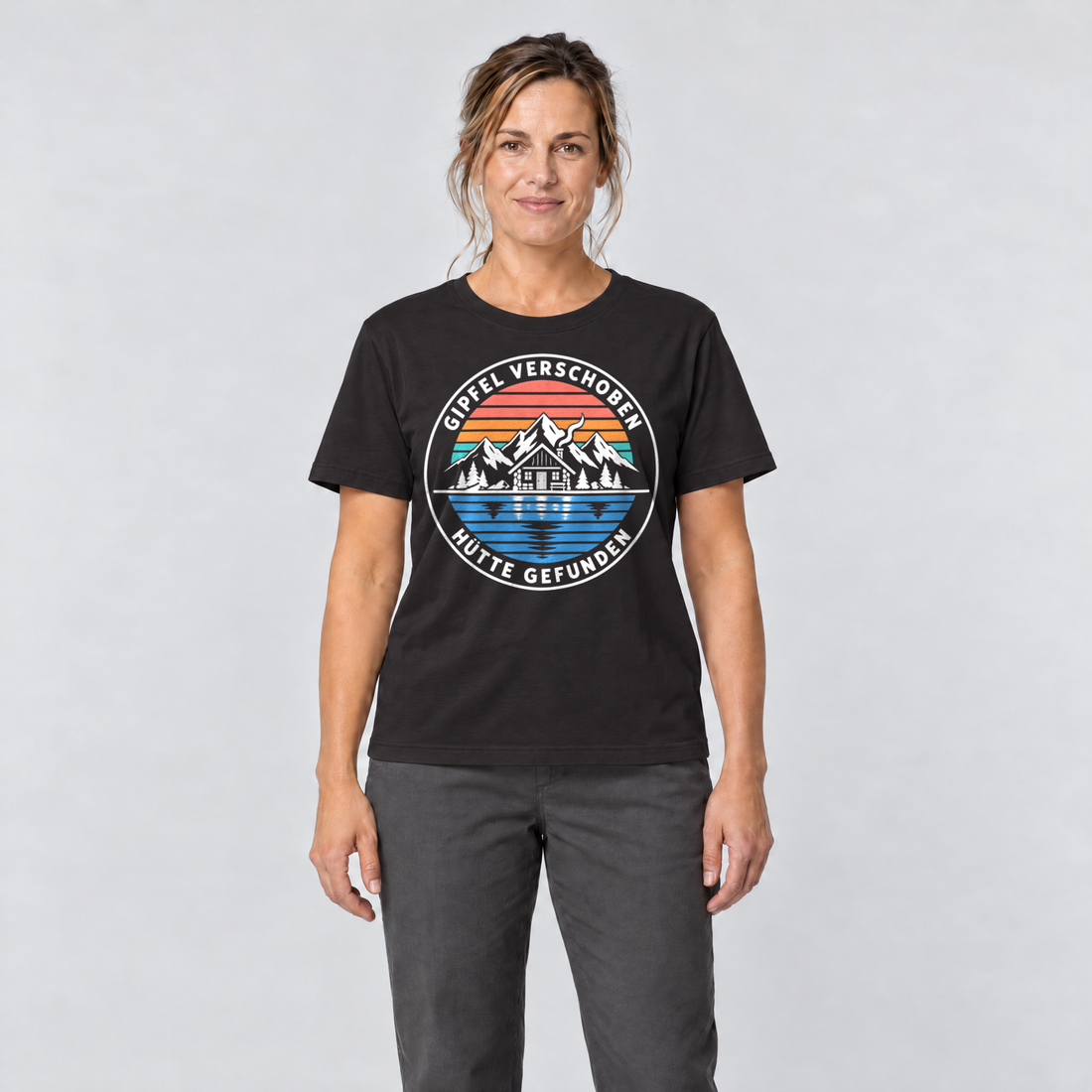 Frau trägt Gipfel verschoben, Hütte gefunden – T-Shirt Unisex in Schwarz, Ansicht von vorn