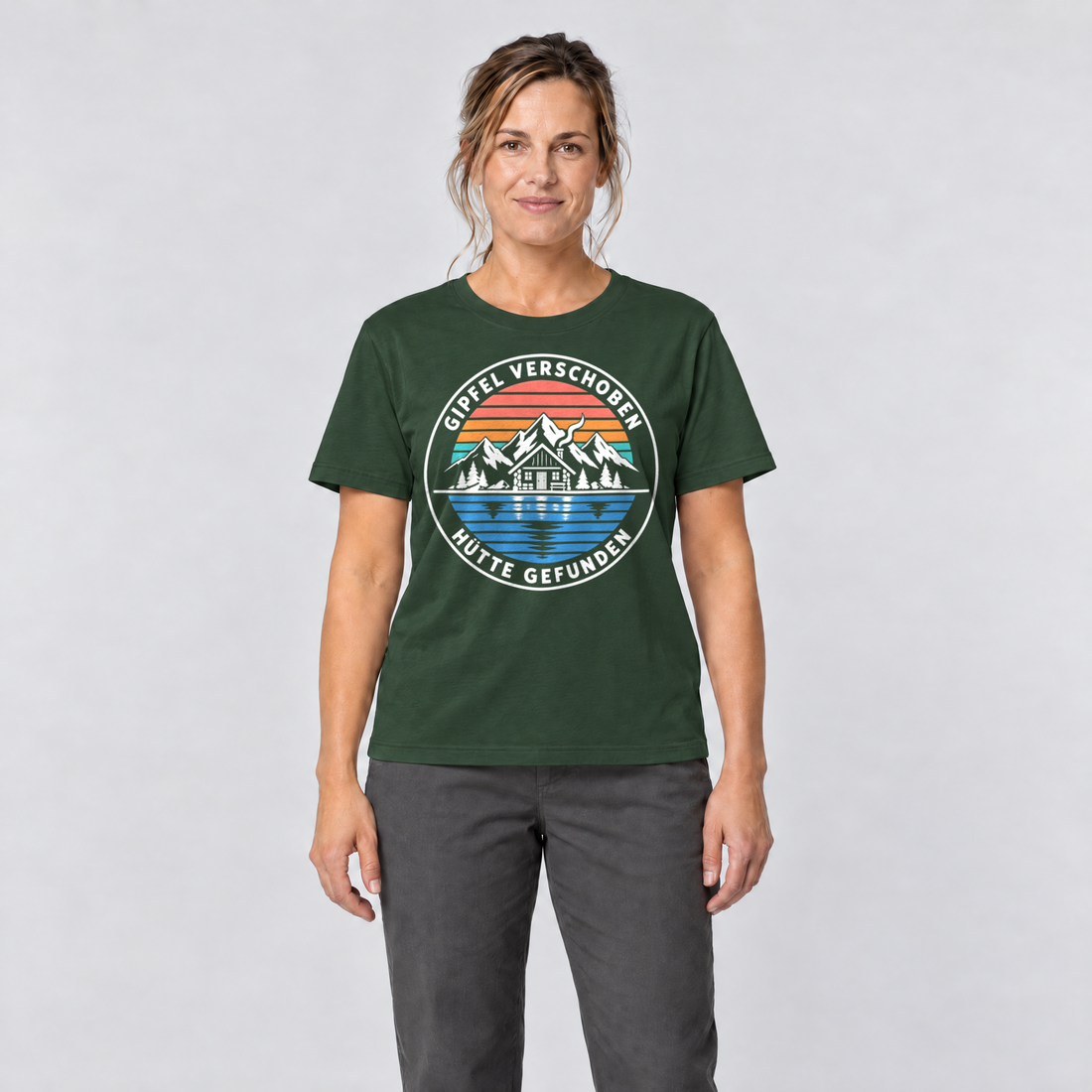 Frau trägt Gipfel verschoben, Hütte gefunden – T-Shirt Unisex in Flaschengrün, Ansicht von vorn