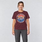 Frau trägt Gipfel verschoben, Hütte gefunden – T-Shirt Unisex in Bordeaux, Ansicht von vorn