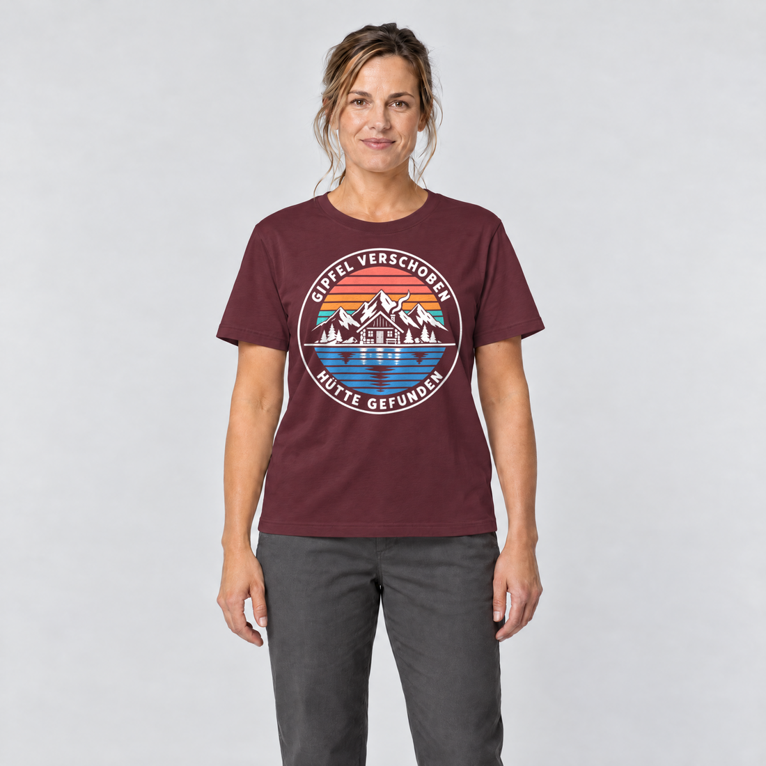 Frau trägt Gipfel verschoben, Hütte gefunden – T-Shirt Unisex in Bordeaux, Ansicht von vorn