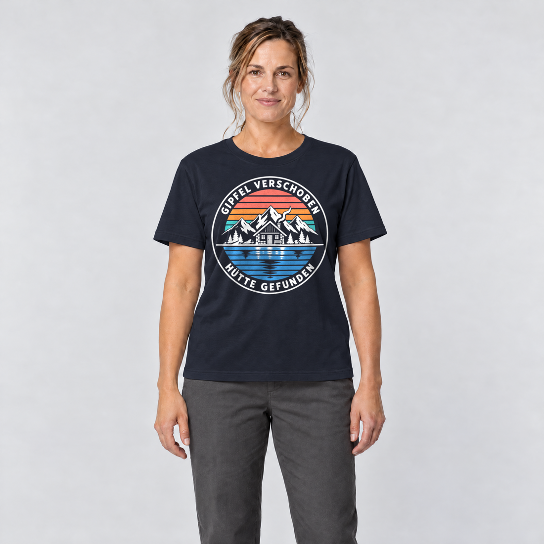Frau trägt Gipfel verschoben, Hütte gefunden – T-Shirt Unisex in Navy, Ansicht von vorn