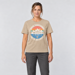 Frau trägt Gipfel verschoben, Hütte gefunden – T-Shirt Unisex in Sand, Ansicht von vorn