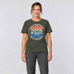 Frau trägt Gipfel verschoben, Hütte gefunden – T-Shirt Unisex in Oliv, Ansicht von vorn