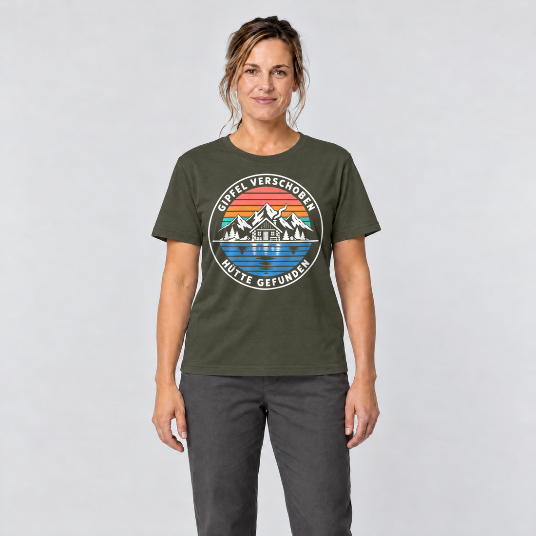 Frau trägt Gipfel verschoben, Hütte gefunden – T-Shirt Unisex in Oliv, Ansicht von vorn