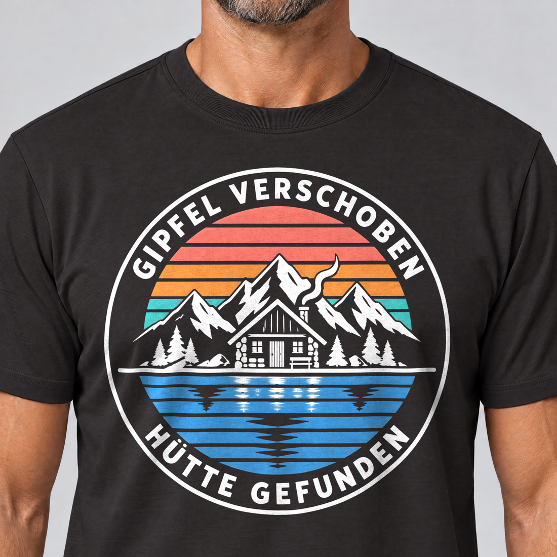Nahaufnahme des Drucks: Gipfel verschoben, Hütte gefunden – T-Shirt Unisex in Schwarz, von einem Mann getragen