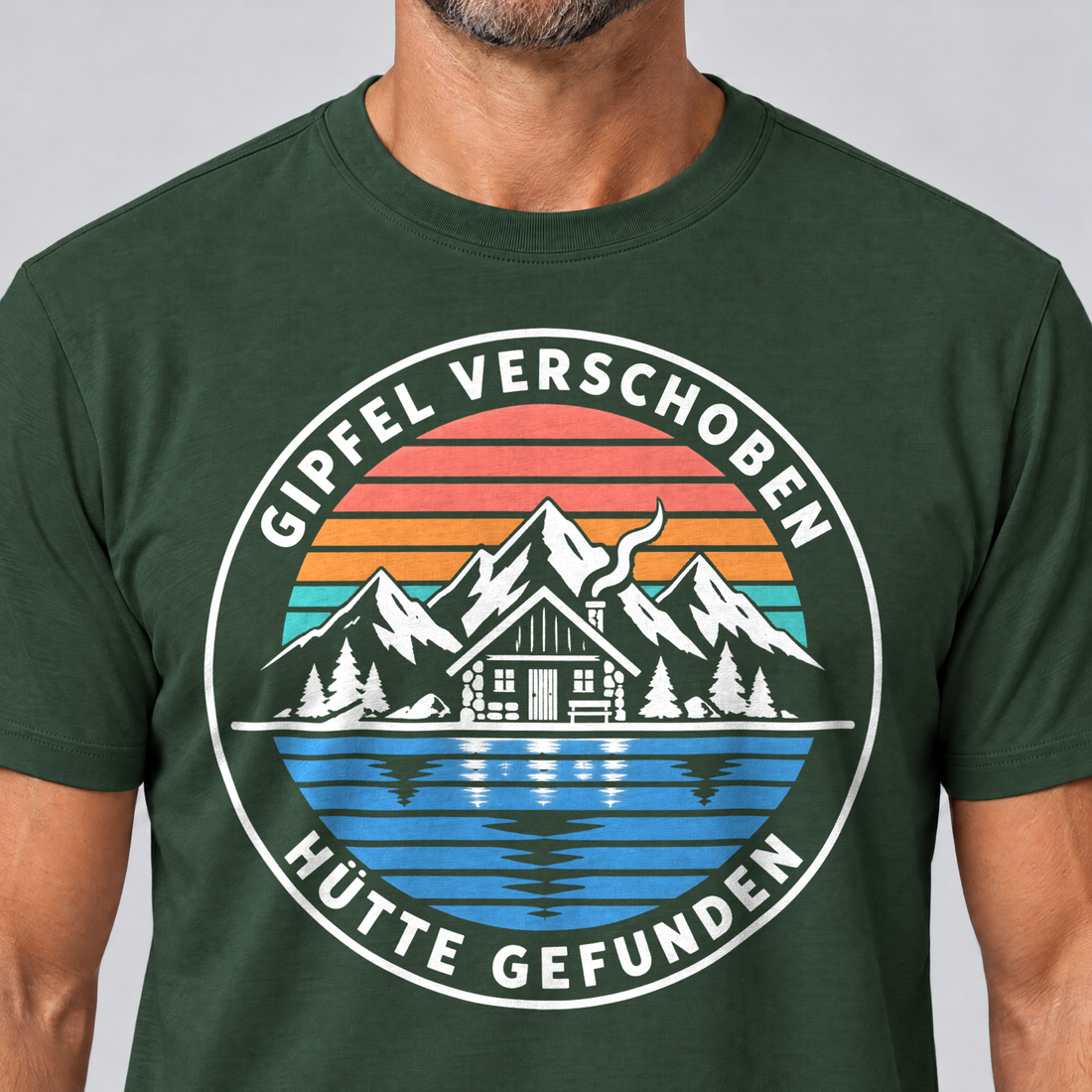 Nahaufnahme des Drucks: Gipfel verschoben, Hütte gefunden – T-Shirt Unisex in Flaschengrün, von einem Mann getragen