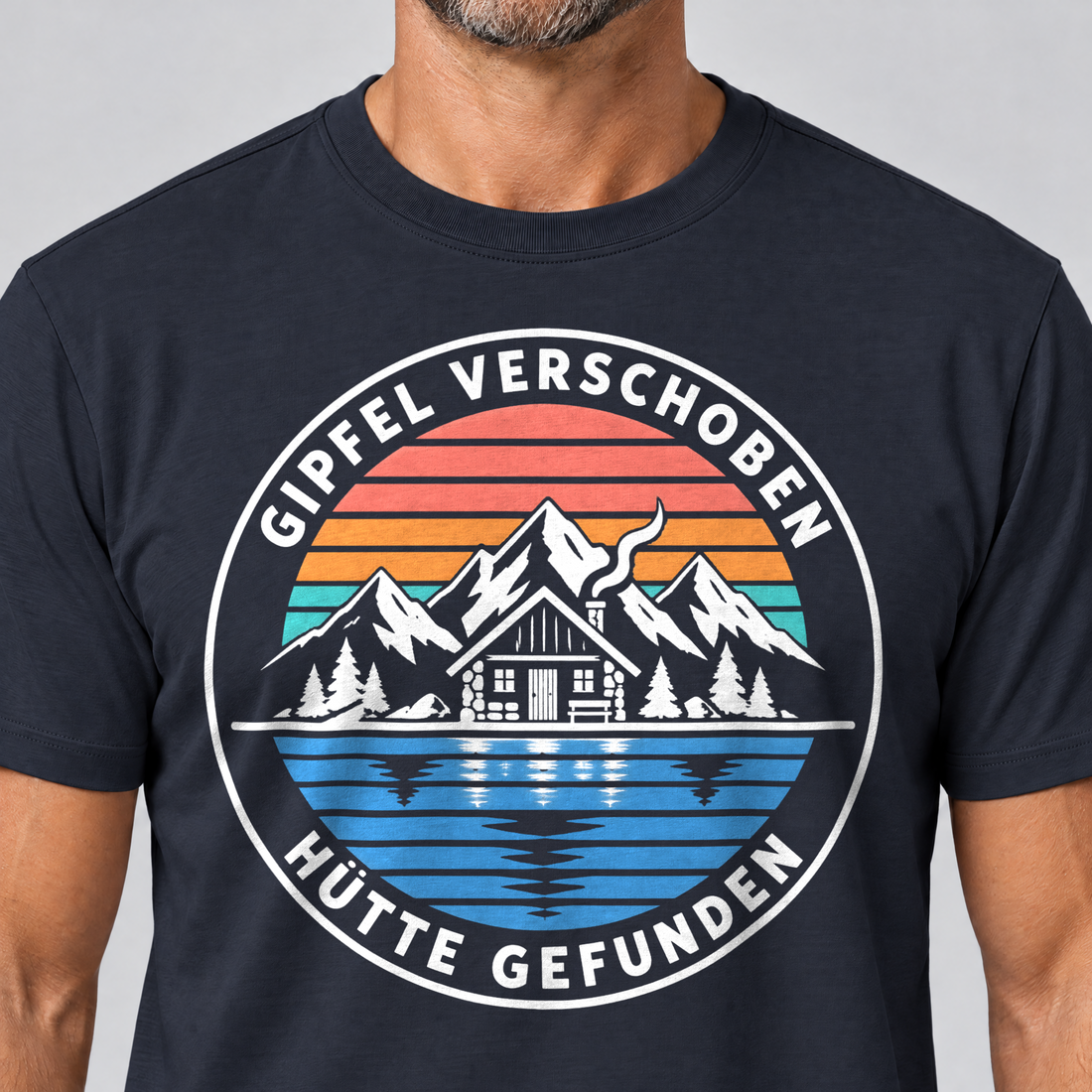 Nahaufnahme des Drucks: Gipfel verschoben, Hütte gefunden – T-Shirt Unisex in Navy, von einem Mann getragen