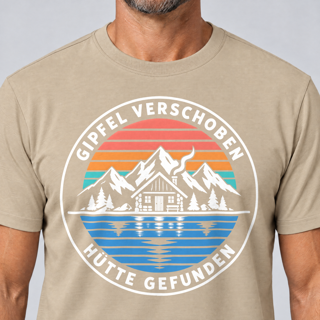 Nahaufnahme des Drucks: Gipfel verschoben, Hütte gefunden – T-Shirt Unisex in Sand, von einem Mann getragen
