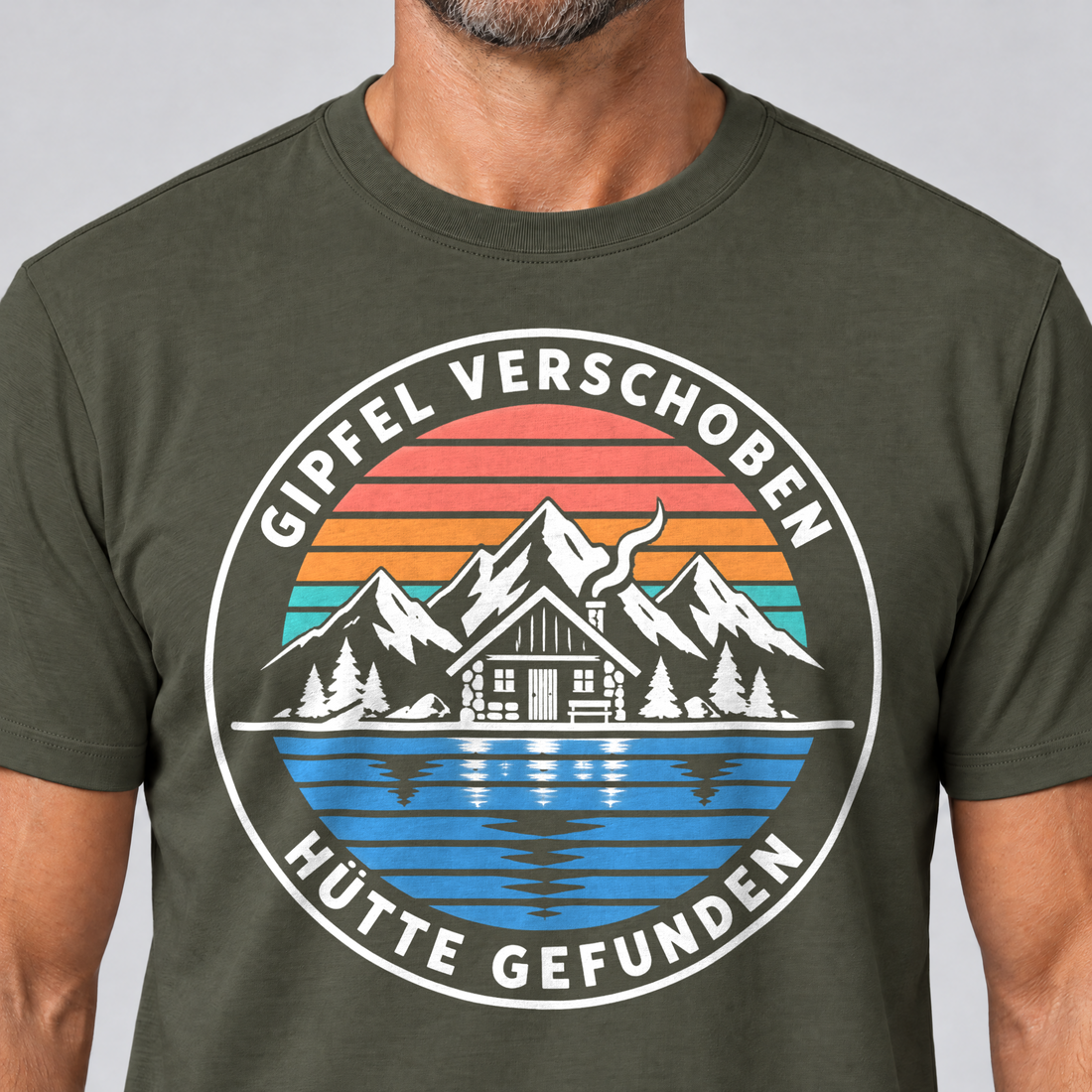 Nahaufnahme des Drucks: Gipfel verschoben, Hütte gefunden – T-Shirt Unisex in Oliv, von einem Mann getragen
