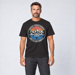 Mann trägt Gipfel verschoben, Hütte gefunden – T-Shirt Unisex in Schwarz, Ansicht von vorn