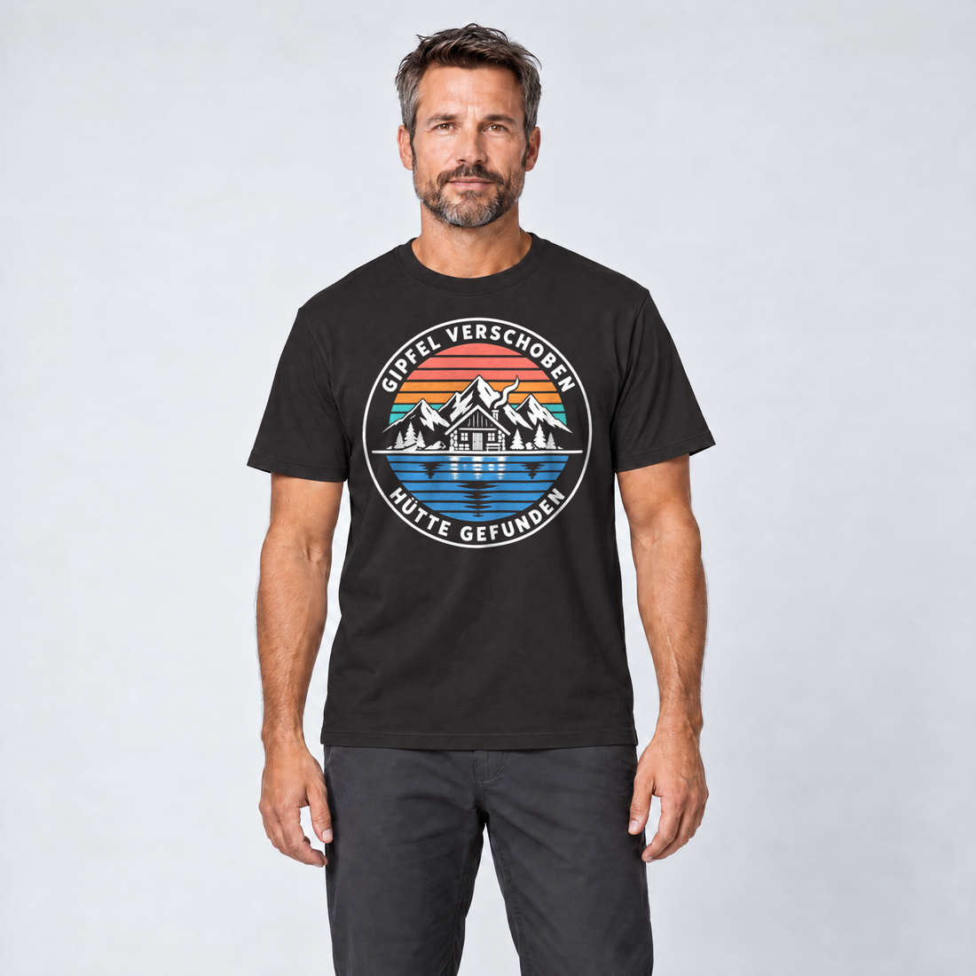 Mann trägt Gipfel verschoben, Hütte gefunden – T-Shirt Unisex in Schwarz, Ansicht von vorn