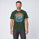 Mann trägt Gipfel verschoben, Hütte gefunden – T-Shirt Unisex in Flaschengrün, Ansicht von vorn