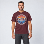 Mann trägt Gipfel verschoben, Hütte gefunden – T-Shirt Unisex in Bordeaux, Ansicht von vorn