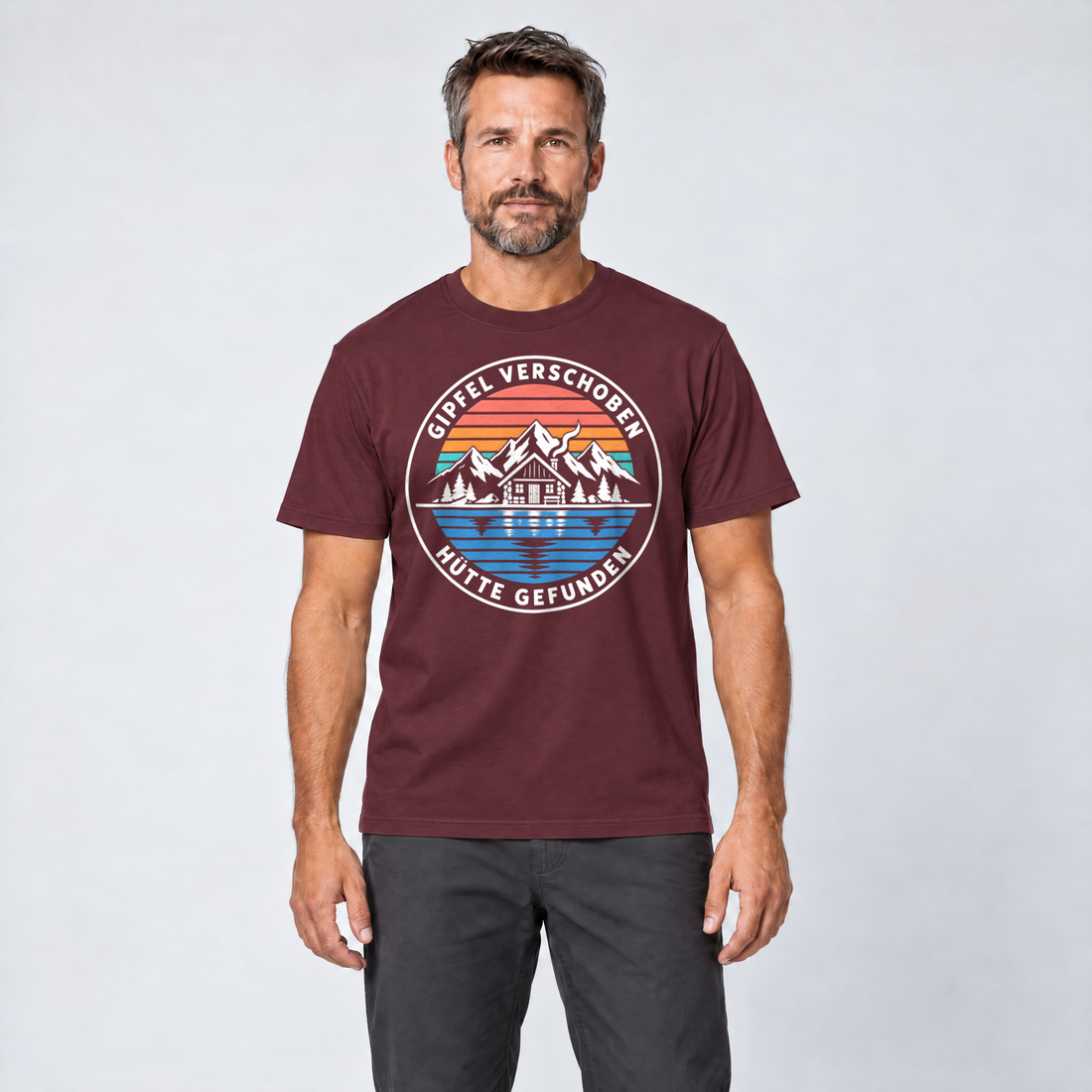 Mann trägt Gipfel verschoben, Hütte gefunden – T-Shirt Unisex in Bordeaux, Ansicht von vorn