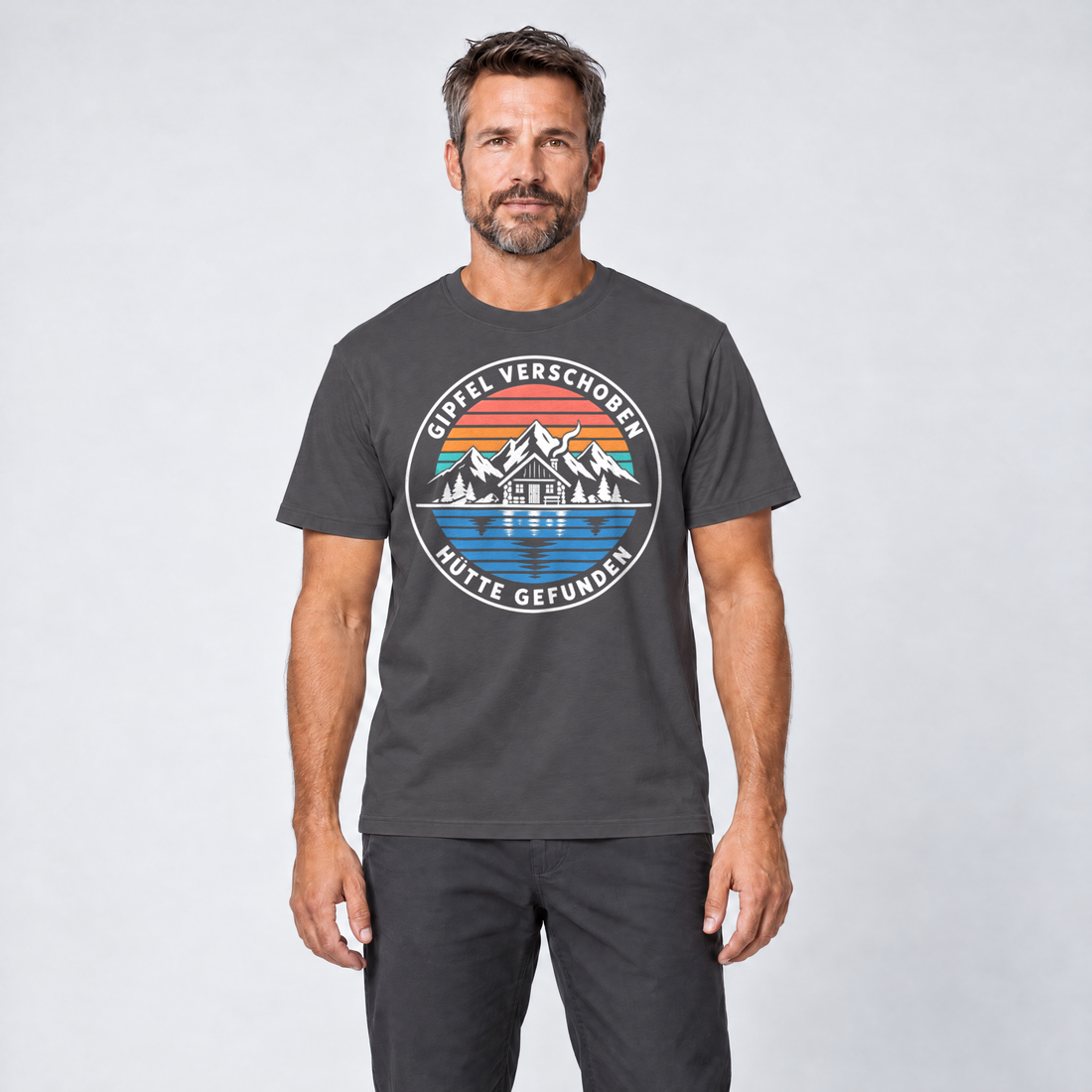 Mann trägt Gipfel verschoben, Hütte gefunden – T-Shirt Unisex in Dunkelgrau, Ansicht von vorn