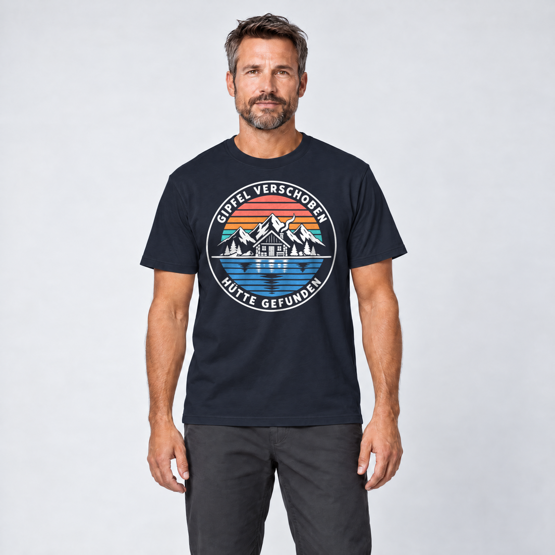 Mann trägt Gipfel verschoben, Hütte gefunden – T-Shirt Unisex in Navy, Ansicht von vorn