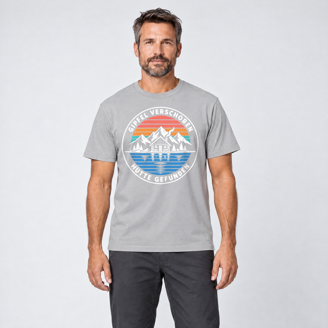 Mann trägt Gipfel verschoben, Hütte gefunden – T-Shirt Unisex in Hellgrau, Ansicht von vorn