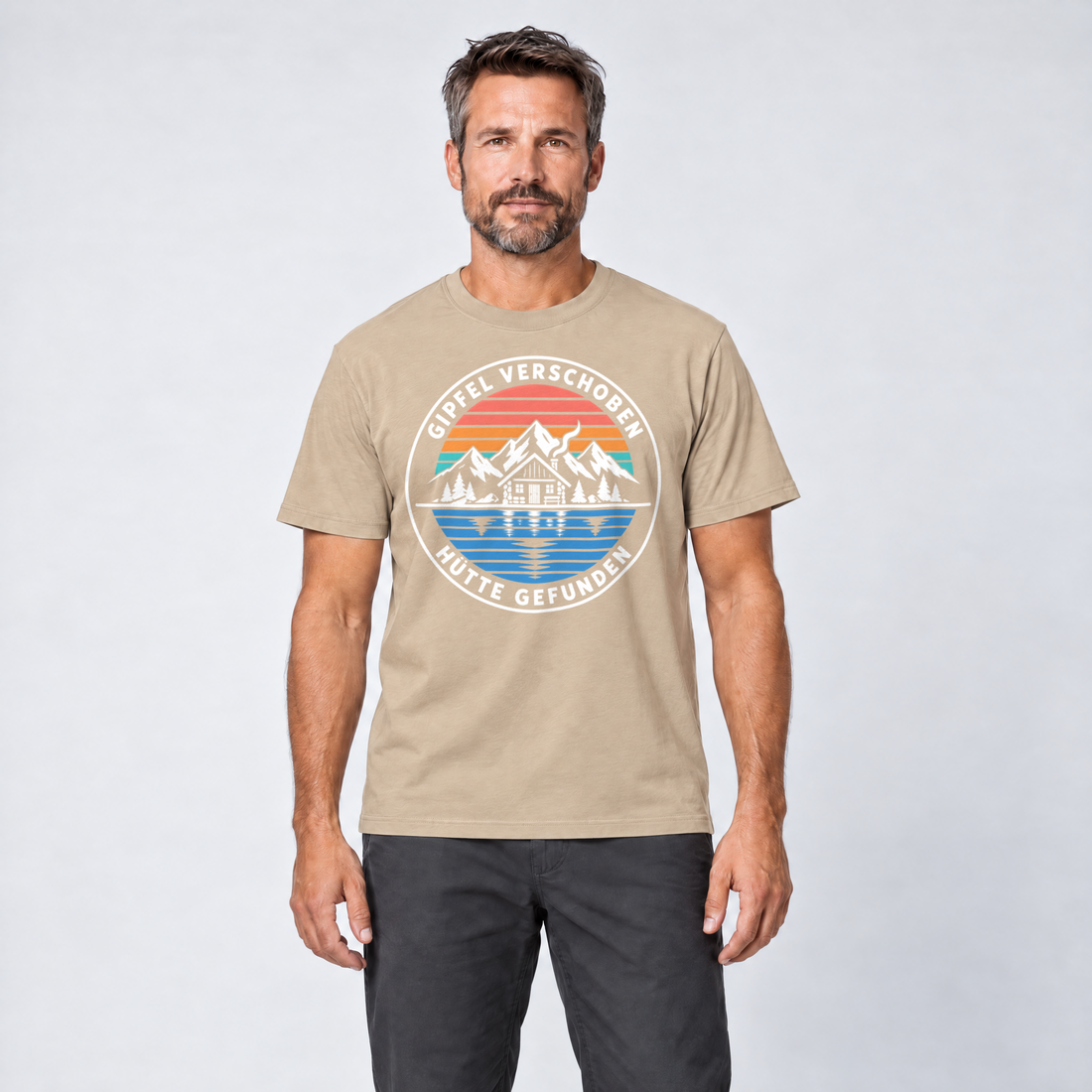 Mann trägt Gipfel verschoben, Hütte gefunden – T-Shirt Unisex in Sand, Ansicht von vorn