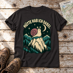 Hütte hab ich dabei – T-Shirt Unisex in Schwarz, flach liegend auf alten Holzbrettern mit Wanderschuhen und Wanderkarte.