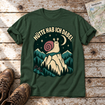 Hütte hab ich dabei – T-Shirt Unisex in Flaschengrün, flach liegend auf alten Holzbrettern mit Wanderschuhen und Wanderkarte.