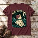 Hütte hab ich dabei – T-Shirt Unisex in Bordeaux, flach liegend auf alten Holzbrettern mit Wanderschuhen und Wanderkarte.
